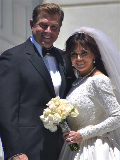 Marie Osmond debuts her new look in rare photo with husband。